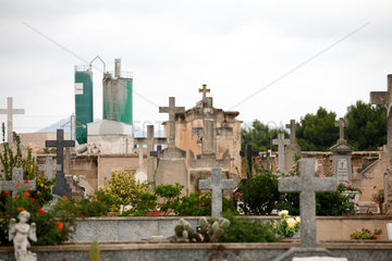 Alcudia  Mallorca  Spanien  Kreuze auf Graebern auf dem staedtischen Friedhof
