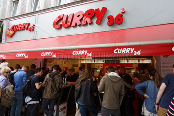 Berlin  Deutschland  Menschenmassen am Curry 36