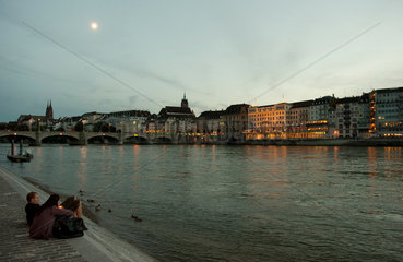 Basel  Schweiz  Blick ueber den Rhein am Abend