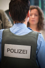 Berlin  Deutschland  Polizeibeamter mit Schutzweste