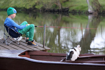 Neu Kaetwin  Deutschland  Junge angelt an einem Teich