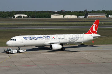 Berlin  Deutschland  Airbus A321 der Fluggesellschaft Turkish Airlines