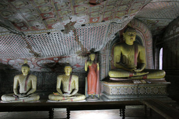 Dambulla  Sri Lanka  verschiedene Buddhafiguren im Hoehlentempel von Dambulla