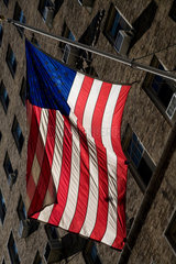 New York City  USA  die amerikanische Nationalfahne an einer Hausfassade