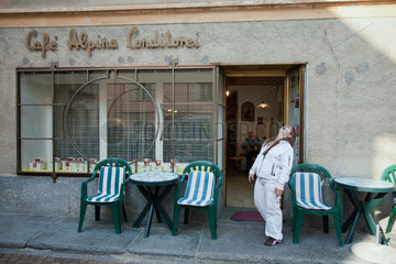 Puschlav  Schweiz  lachende Frau vor einem Cafe