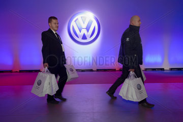 Wreschen  Polen  Mitarbeiter vor dem VW-Logo zur Eroeffnung des Werks von VW Nutzfahrzeuge