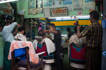 Yangon  Myanmar  Kunden bei einem Frisoer