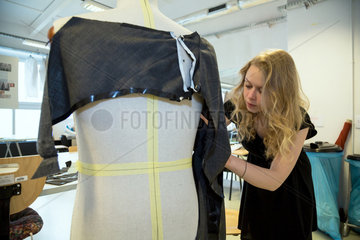 Posen  Polen  Studentin im Fachbereich Fashion Design der School of Form