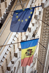 Kischinau  Republik Moldau  Fahne der Republik Moldau und die EU-Flagge
