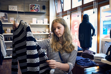 Berlin  Deutschland  ein Teenie beim Shoppen