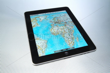 Hamburg  Deutschland  die Weltkarte auf dem iPad von Apple