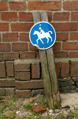 Beeskow  Deutschland  Verkehrsschild Reitweg vor einem Pferdestall