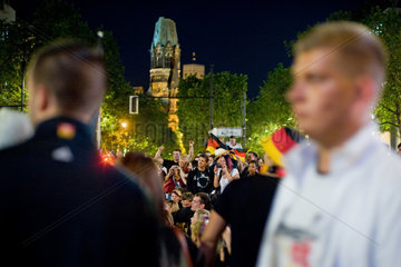 Berlin  Deutschland  Fussballfans auf dem Kudamm nach dem Vorrundensieg fuer Deutschland