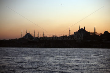 Istanbul  Tuerkei  Silhouette der Sultan-Ahmet-Moschee und der Hagia Sophia im Abendlicht