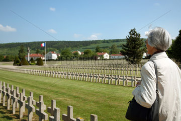 Verdun  Frankreich  deutsche Touristin auf Nationalem Friedhof von Verdun