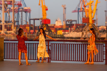 Odessa  Ukraine  Erinnerungsfotos am Containerterminal im Hafen