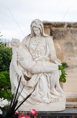 Alcudia  Mallorca  Spanien  Grabskulptur auf dem staedtischen Friedhof