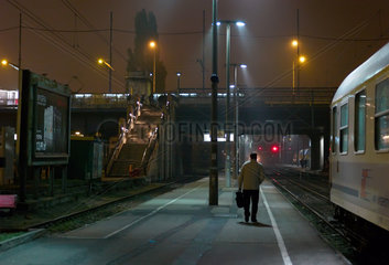 Poznan  Polen  ein Mann abends allein auf einem Bahnsteig auf dem Hauptbahnhof