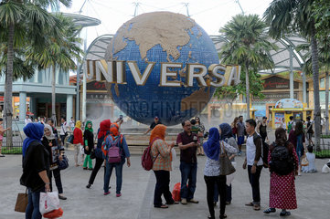 Singapur  Republik Singapur  Menschen vor dem Universal-Studios-Themenpark