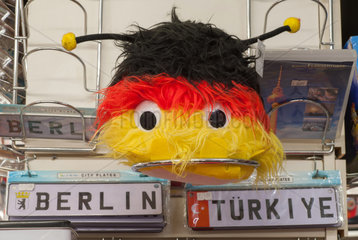 Berlin  Deutschland  Kopfbedeckung in Schwarz-Rot-Gold sowie Berlin- und Tuerkei-Schilder