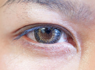 Ko Lanta  Thailand  Auge einer Asiatin mit Kontaktlinse