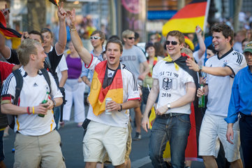 Berlin  Deutschland  Fussballfans feiern den Achtelfinalsieg