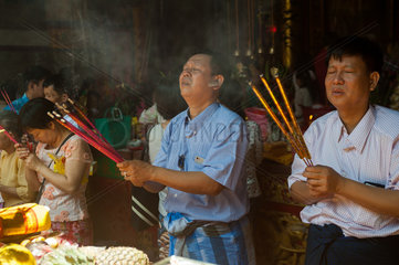 Yangon  Myanmar  Glaeubige im Kheng Hock Keong Tempel