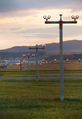 Zuerich  Schweiz  Landebahn und Leitlichter auf den Flughafen Zuerich