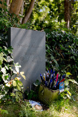 London  Grossbritannien  Grabstein von Douglas Adams auf dem Friedhof Highgate