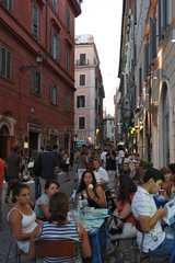 Rom  Italien  Menschen in Strassencafes