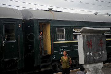Yomju  Nordkorea  ein Zug im Bahnhof