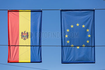 Kischinau  Republik Moldau  Fahne Moldawiens und EU-Flagge