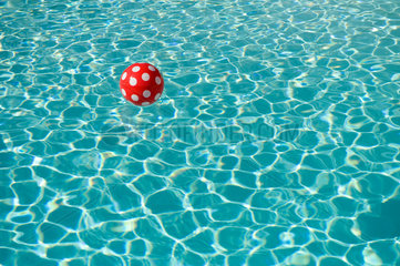 Vacqueyras  Frankreich  ein rot-weiss gepunkteter Ball in einem Swimmingpool