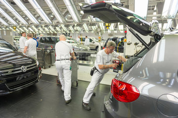 Wolfsburg  Deutschland  VW Touran/Tiguan Produktion  Qualitaetskontrolle im Lichttunnel