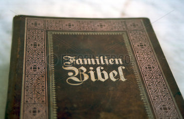 Buchdeckel einer Familienbibel