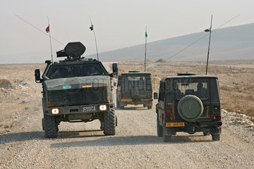 Mazar-e Sharif  Afghanistan  ISAF-Schutztruppe unterwegs auf Patrouille