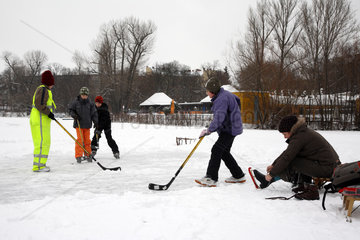 Berlin  Deutschland  Kinder spielen Eishockey auf dem zugefrorenen Weissensee