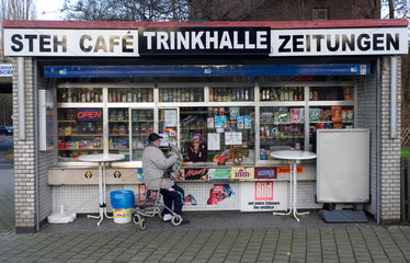 Duisburg  Deutschland  ein Mann vor einer typischen Trinkhalle