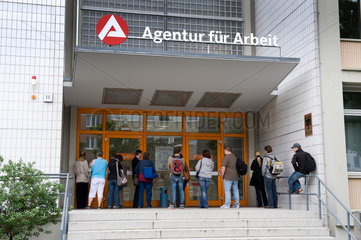 Berlin  Deutschland  Arbeitssuchende vor der Agentur fuer Arbeit in der Muellerstrasse