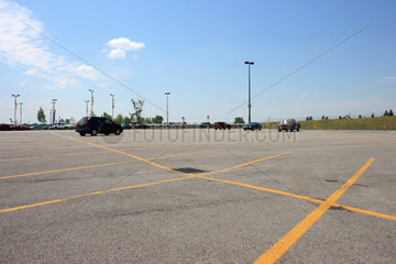 Kendallville  USA  kaum besetzter Parkplatz vor einem Supermarkt