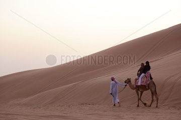 Abu Dhabi  Vereinigte Arabische Emirate  Kamelreiten in der Wueste