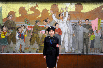 Pjoengjang  Nordkorea  eine Bahnsteigaufseherin an einer U-Bahnhaltestelle