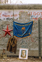 Berlin  Deutschland  Andenkenverkauf an der Berliner Mauer