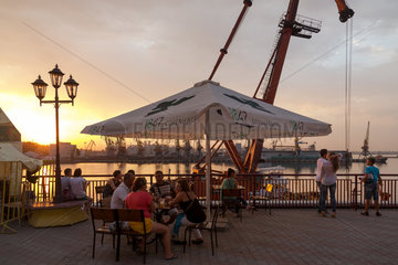 Odessa  Ukraine  Menschen geniessen den Sonnenuntergang am Hafen
