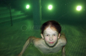 Goehren-Lebbin  Deutschland  Junge im Schwimmbad unter Wasser