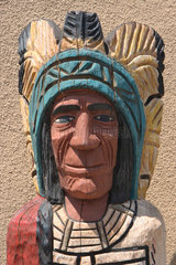 Albuquerque  USA  in Holz geschnitzter Indianerkopf mit Federschmuck