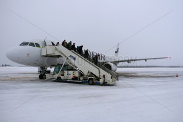 Kittilae  Finnland  Reisende steigen aus einem A321 der Finnair aus