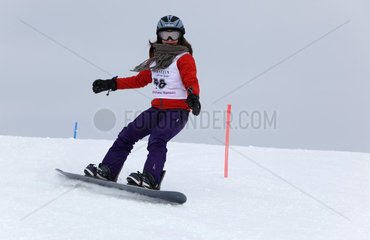Krippenbrunn  Oesterreich  ein Maedchen faehrt Snowboard