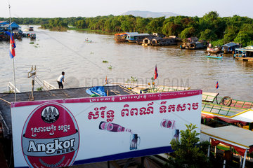 Chong Kneas  Kambodscha  Angkor-Beer Reklameschild an einem Restaurantschiff