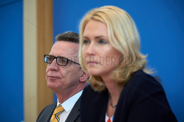 Berlin  Deutschland  Thomas de Maiziere  CDU  und Manuela Schwesig_SPD